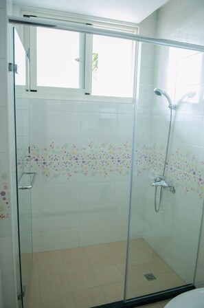 Design Quadruple Room | Bathroom | Shower, free toiletries, hair dryer, slippers - Apple Tree B&B (Hualien City)