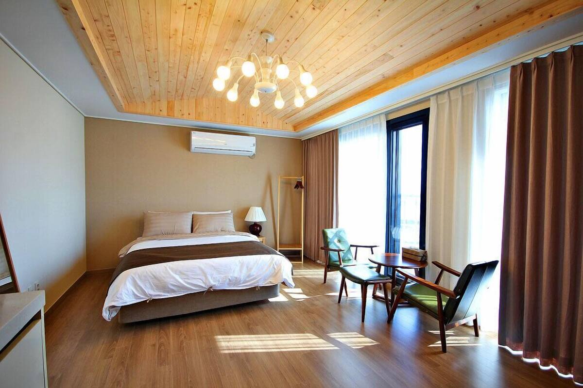 Ropa de cama de alta calidad y espacio para trabajar con laptop