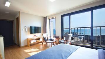 Room (Beomseom) | Premium bedding, laptop workspace, soundproofing, free WiFi