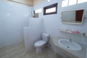 Shower, free toiletries, towels