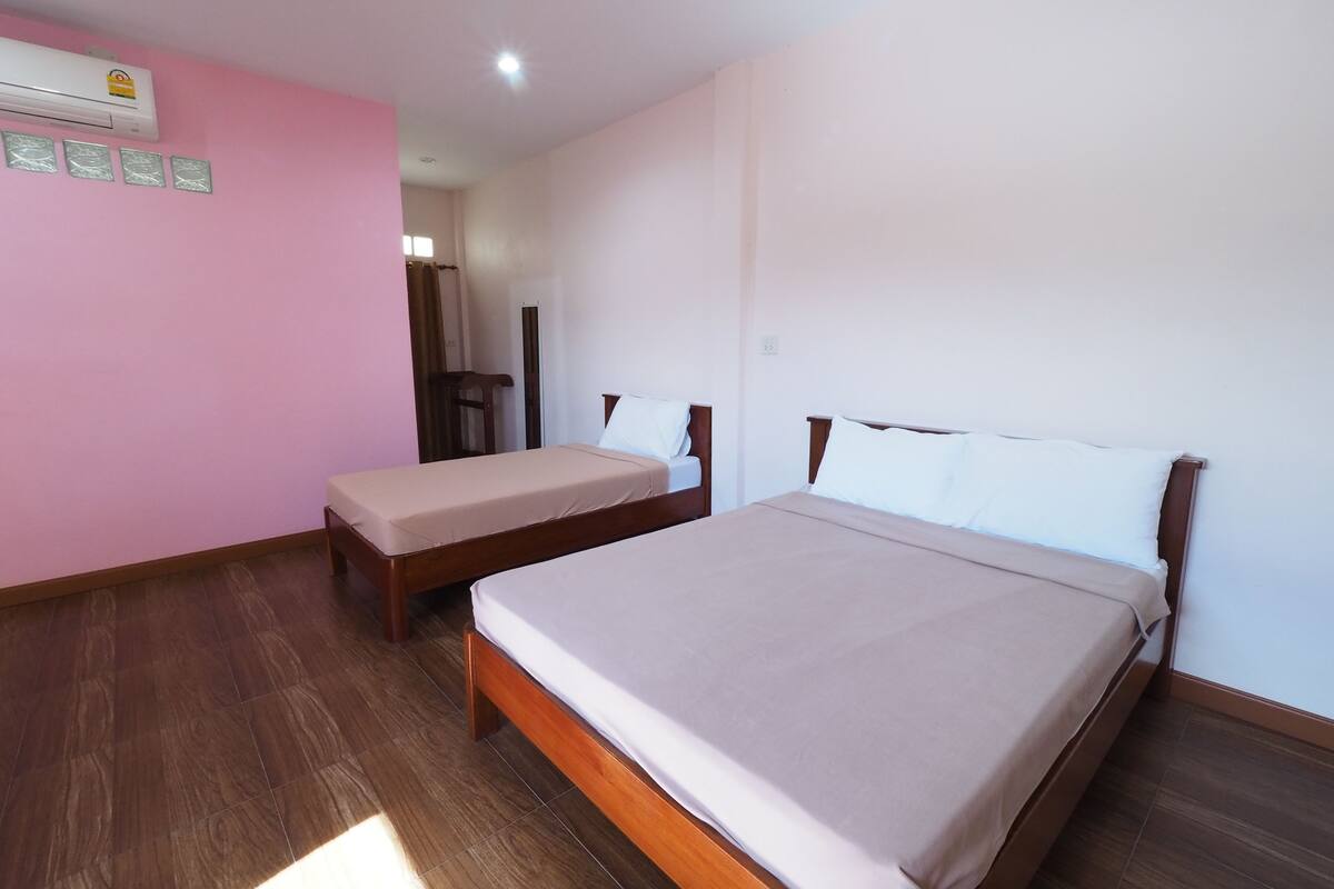 Deluxe Family Room | Desk, WiFi (free)