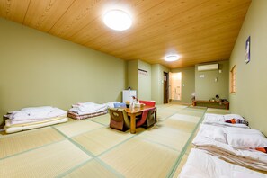 Japanese Style Room For 6 Persons | Desk, free WiFi