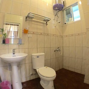 A bathroom with a toilet, sink, shower, and a window. - tai-chia Bed and Breakfast (Jincheng)