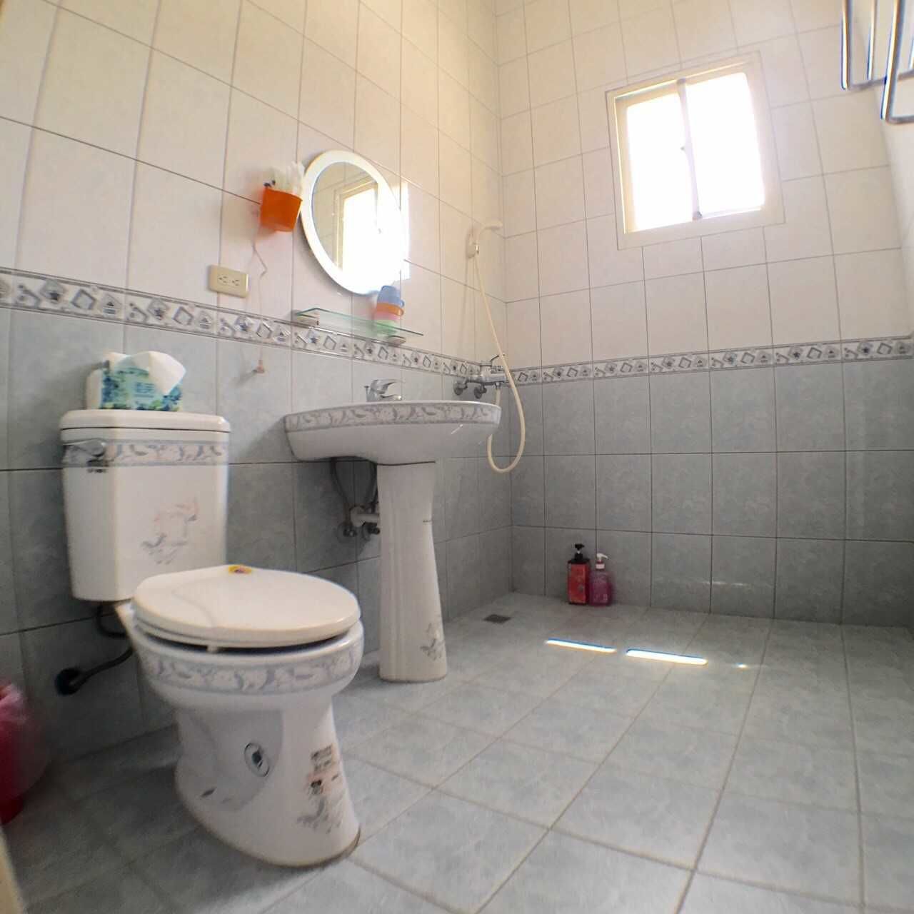Un baño con inodoro, lavamanos y ducha.