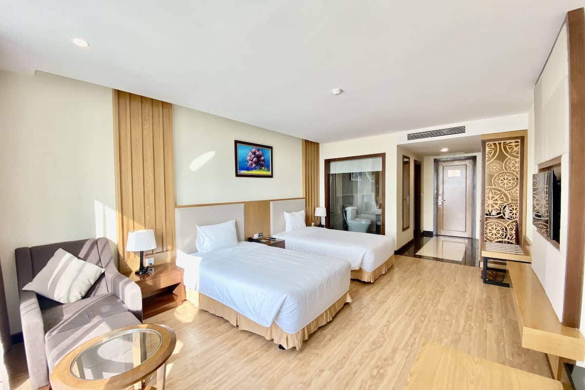 deluxe twin room | 1 bedroom, minibar, in-room safe, desk