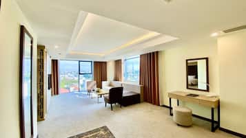 Executive Suite | 1 bedroom, minibar, in-room safe, desk