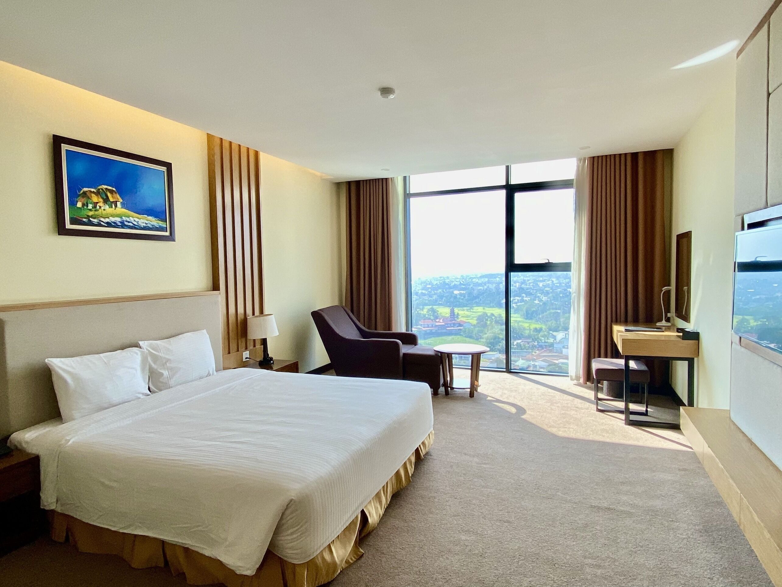 deluxe king room | 1 bedroom, minibar, in-room safe, desk
