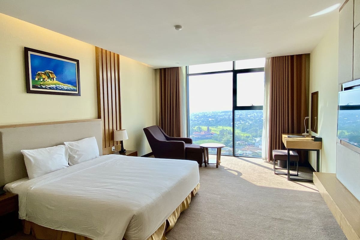 deluxe king room | 1 bedroom, minibar, in-room safe, desk