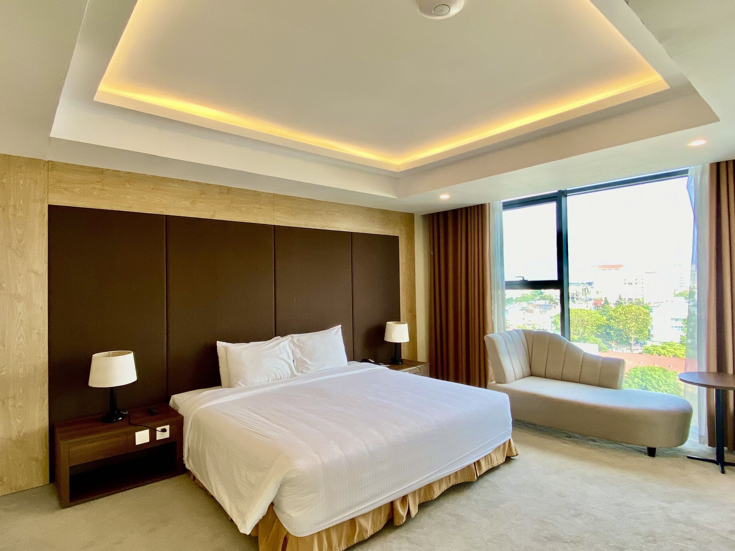 executive suite | 1 bedroom, minibar, in-room safe, desk