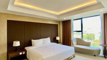 Suite – executive | Minibar, safe på rommet, skrivebord og blendingsgardiner