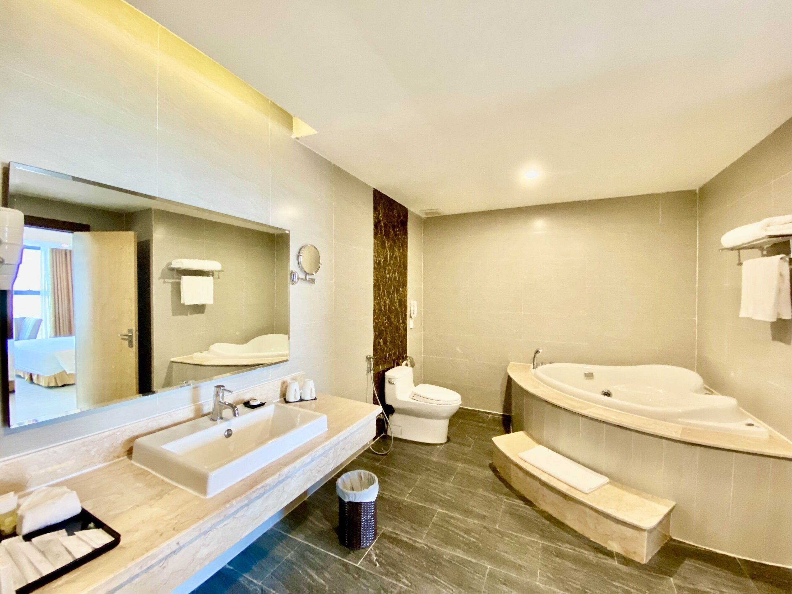 executive suite | bathroom | free toiletries, hair dryer, bathrobes, slippers