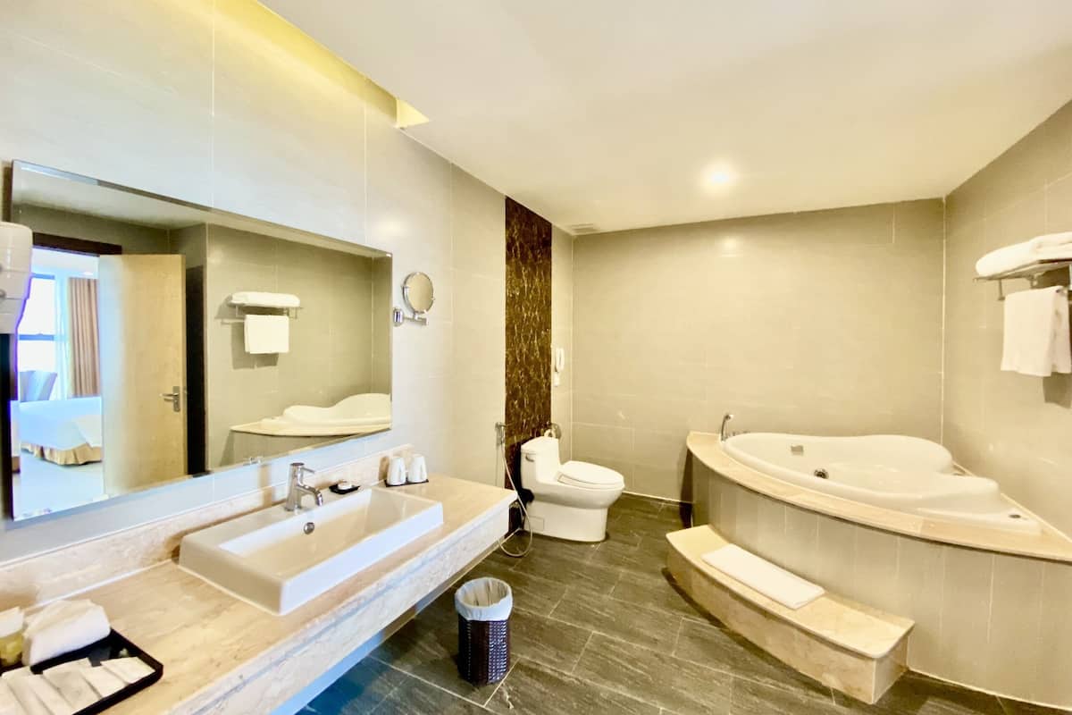 executive suite | bathroom | free toiletries, hair dryer, bathrobes, slippers