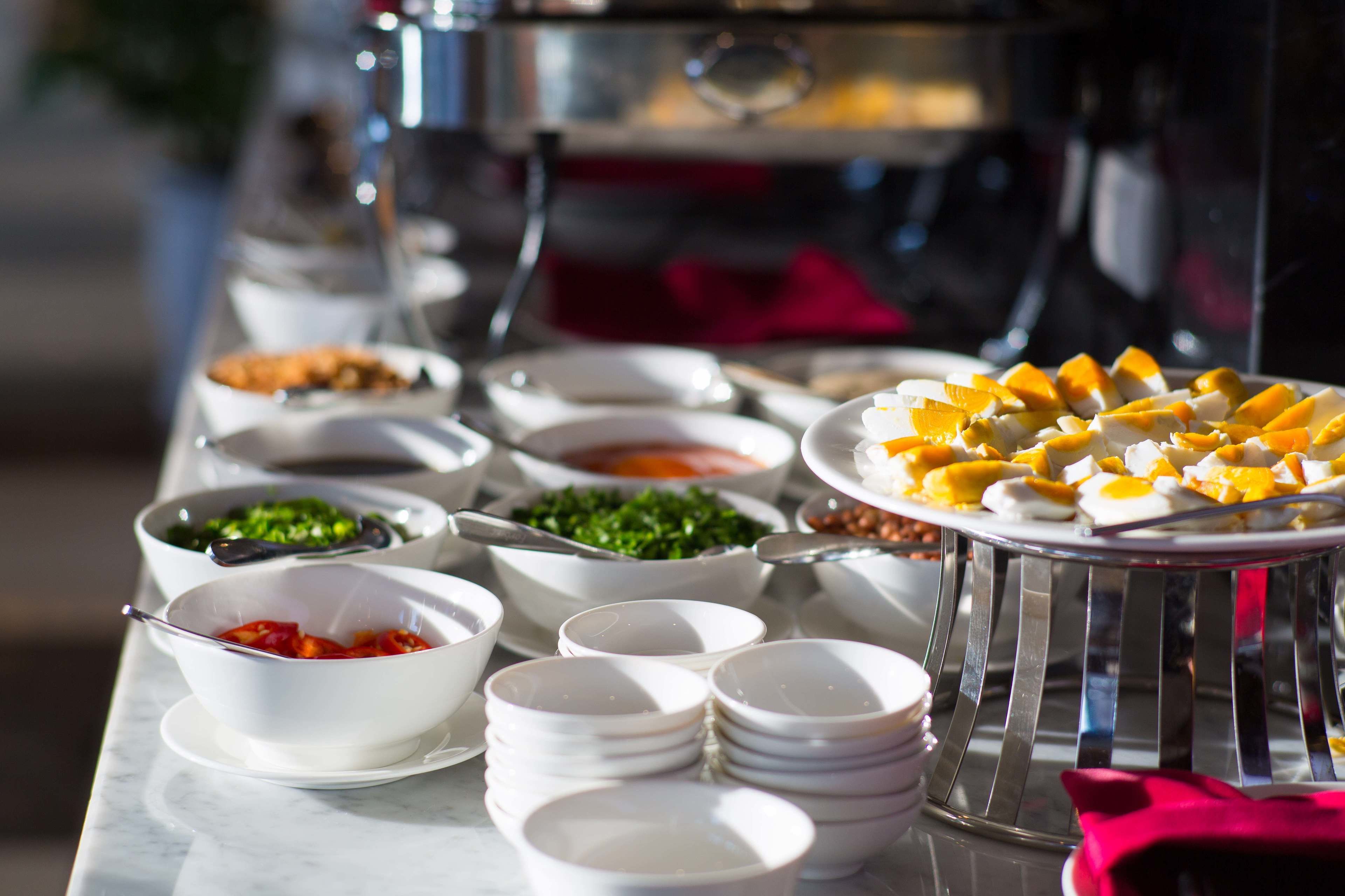 Una mesa de buffet con diferentes platos y cuencos.