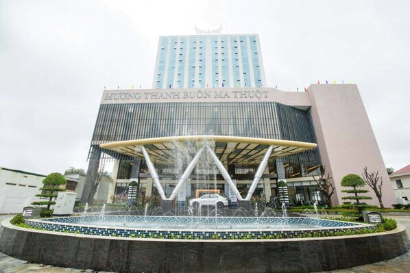 A modern building with a large entrance and a fountain in front. - Muong Thanh Luxury Buon Ma Thuot (Buon Ma Thuot)