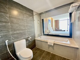 Quarto luxo (King) | Banheiro | Produtos de toalete grátis, secador de cabelo, roupões de banho 