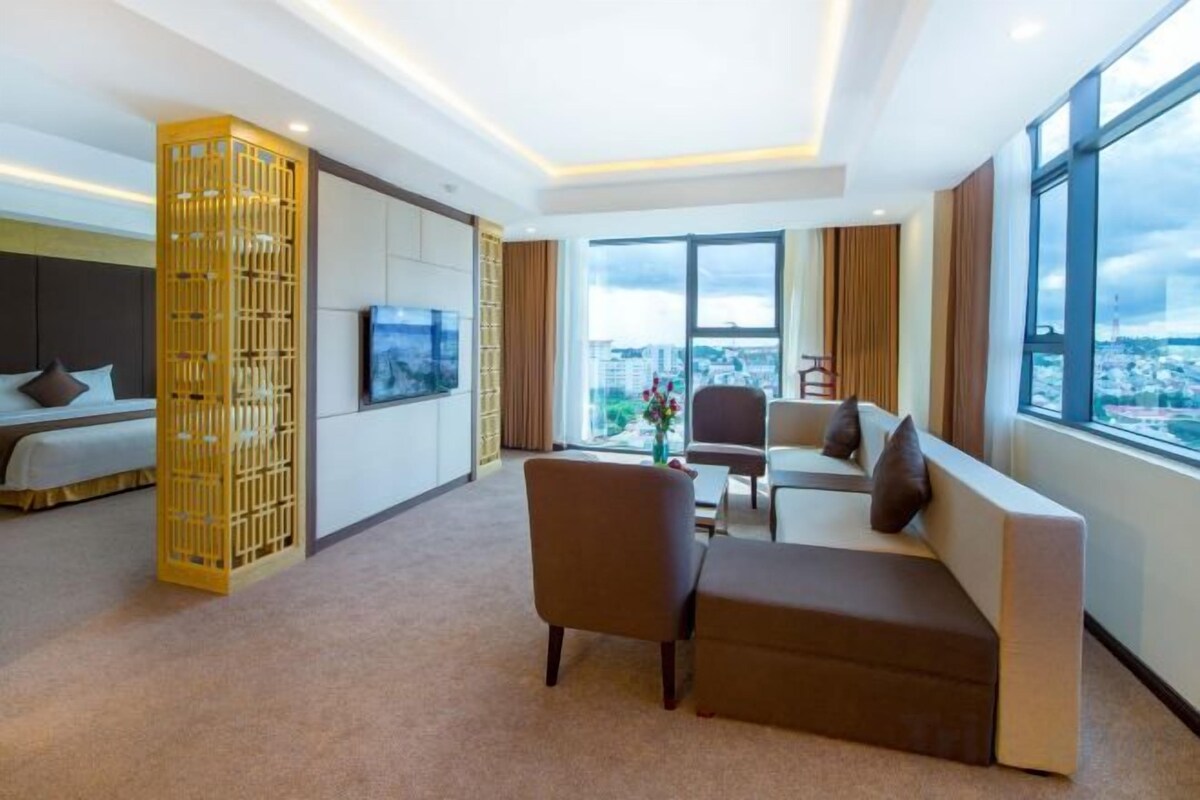 Living area | 32-inch LCD TV with cable channels, TV