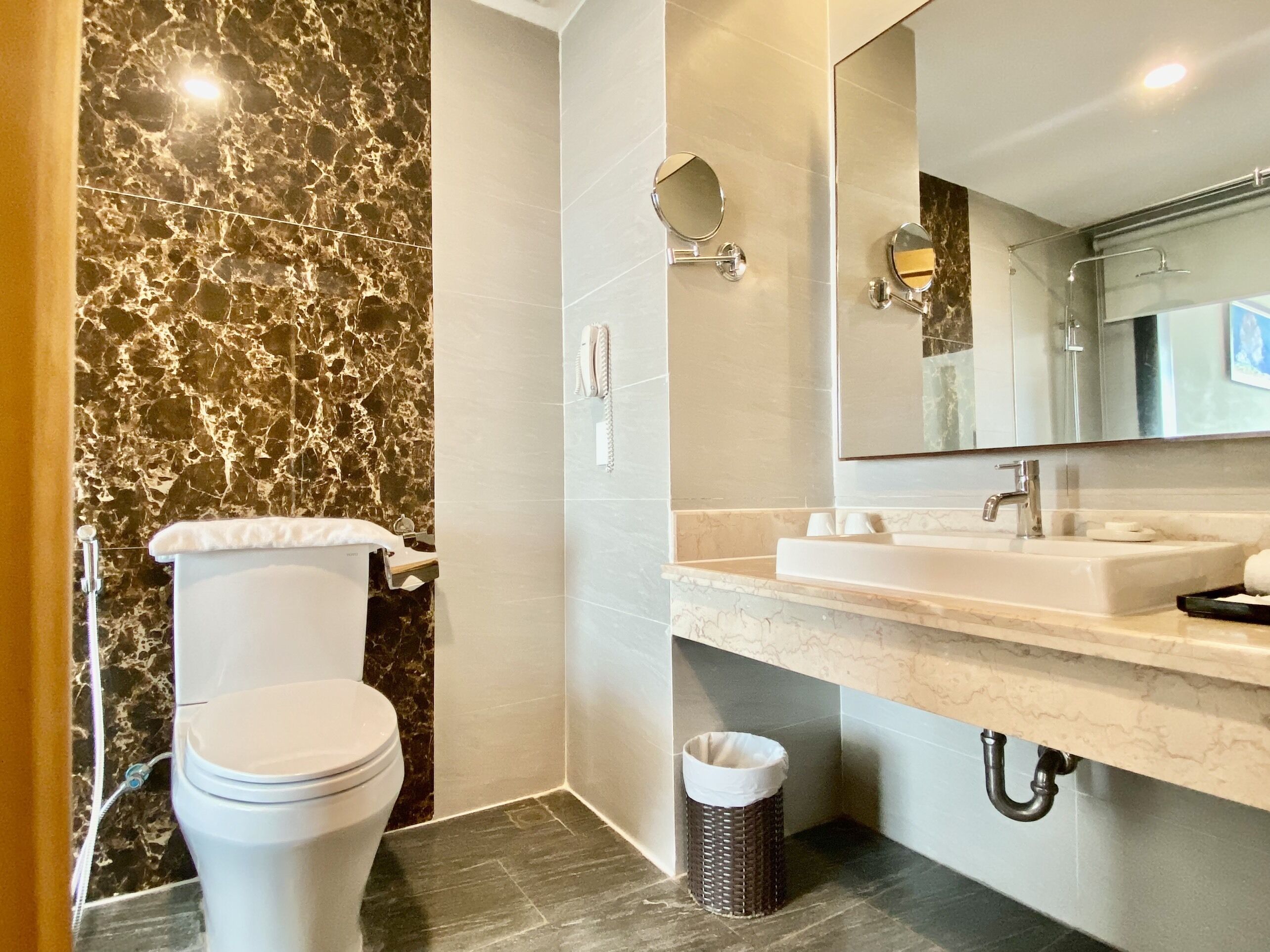 deluxe twin room | bathroom | free toiletries, hair dryer, bathrobes, slippers