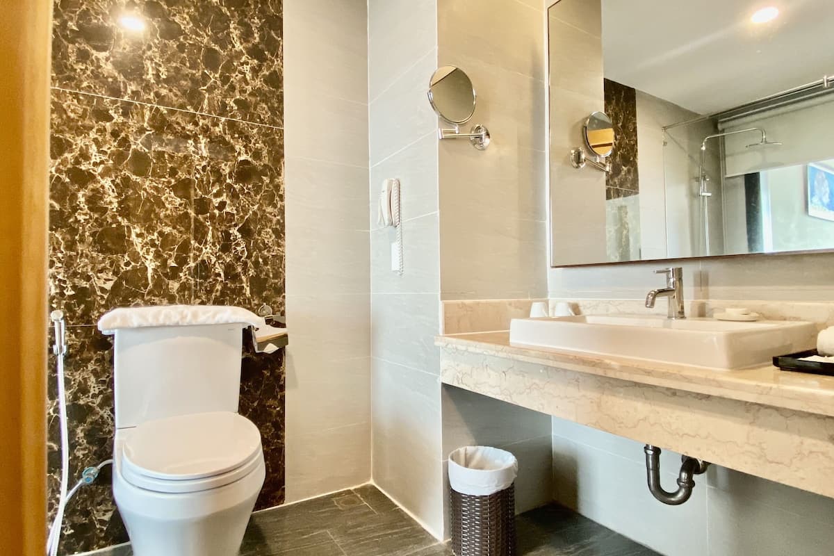 deluxe twin room | bathroom | free toiletries, hair dryer, bathrobes, slippers