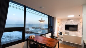 Superior Suite, Ocean View | In-room dining - Illroy Resort (Busan)