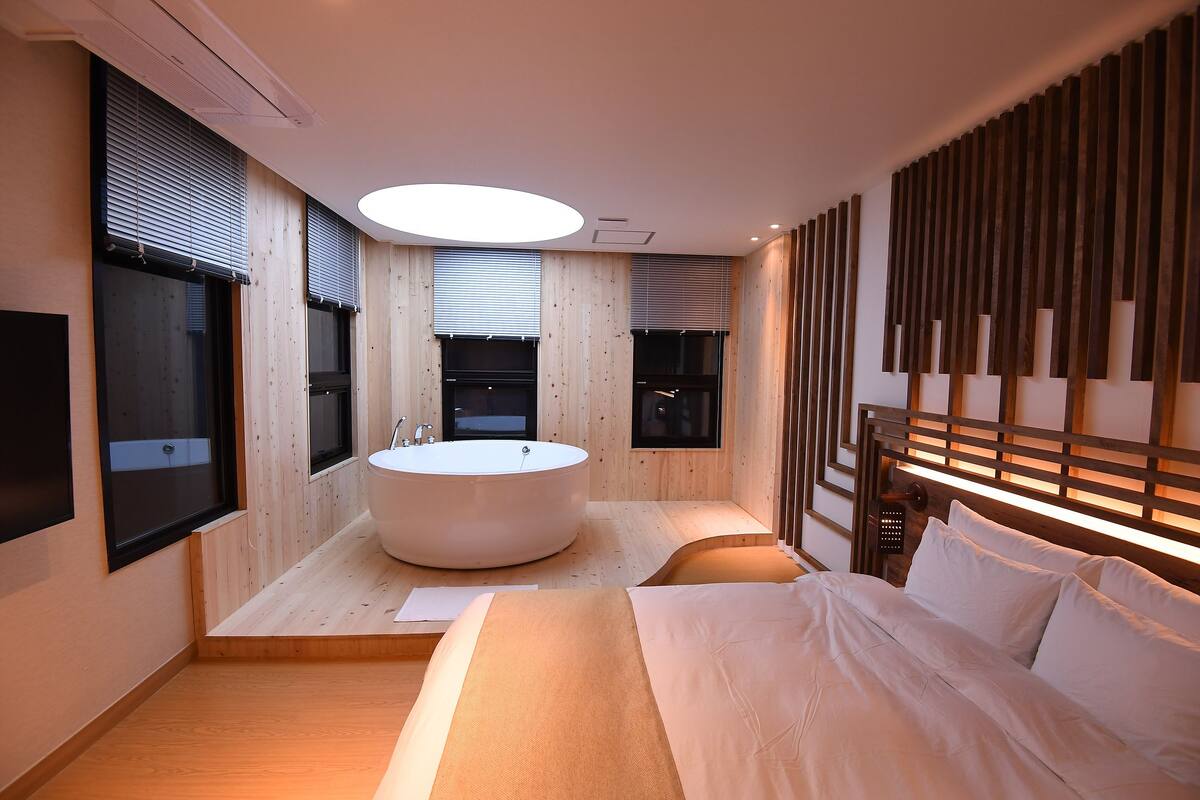 Phòng Suite Grand | Bộ đồ giường cao cấp, minibar, bàn 