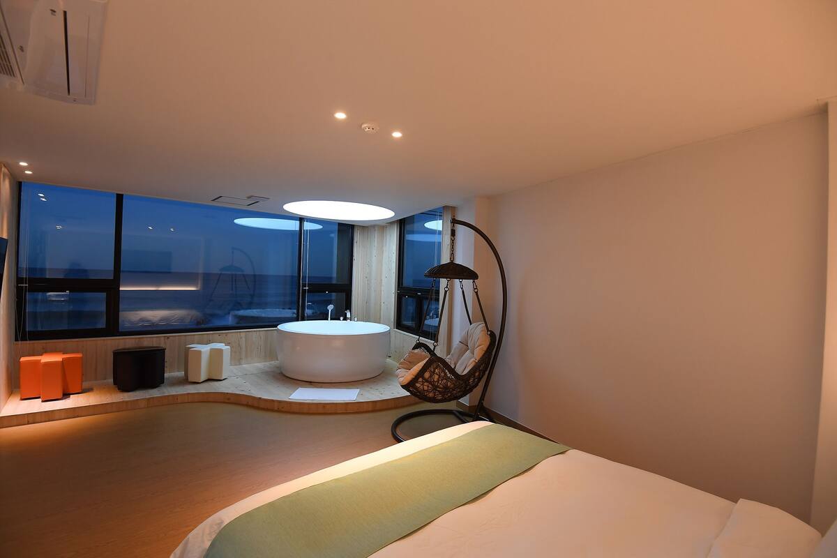 Phòng Suite Superior, quang cảnh biển | Bộ đồ giường cao cấp, minibar, bàn 