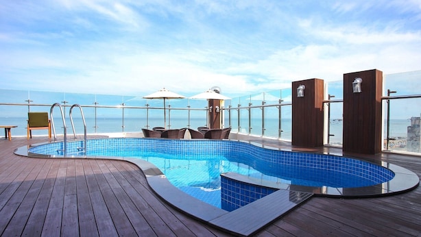 Seasonal outdoor pool - Illroy Resort (Busan)