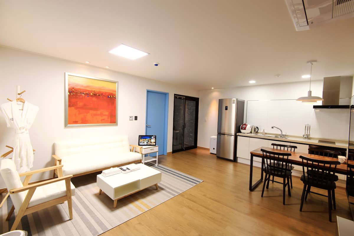 Deluxe Suite | 2 bedrooms, premium bedding, minibar, desk