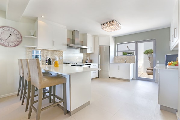 Luxury-Villa, eingeschränkter Meerblick | Eigene Küche | Großer Kühlschrank, Mikrowelle, Ofen, Herdplatte