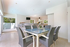 Luxury-Villa, eingeschränkter Meerblick | Essbereich im Zimmer
