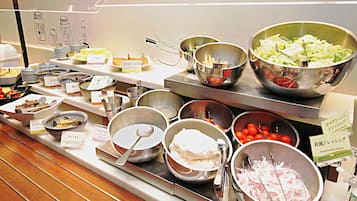 Daily cooked-to-order breakfast (JPY 1800 per person)