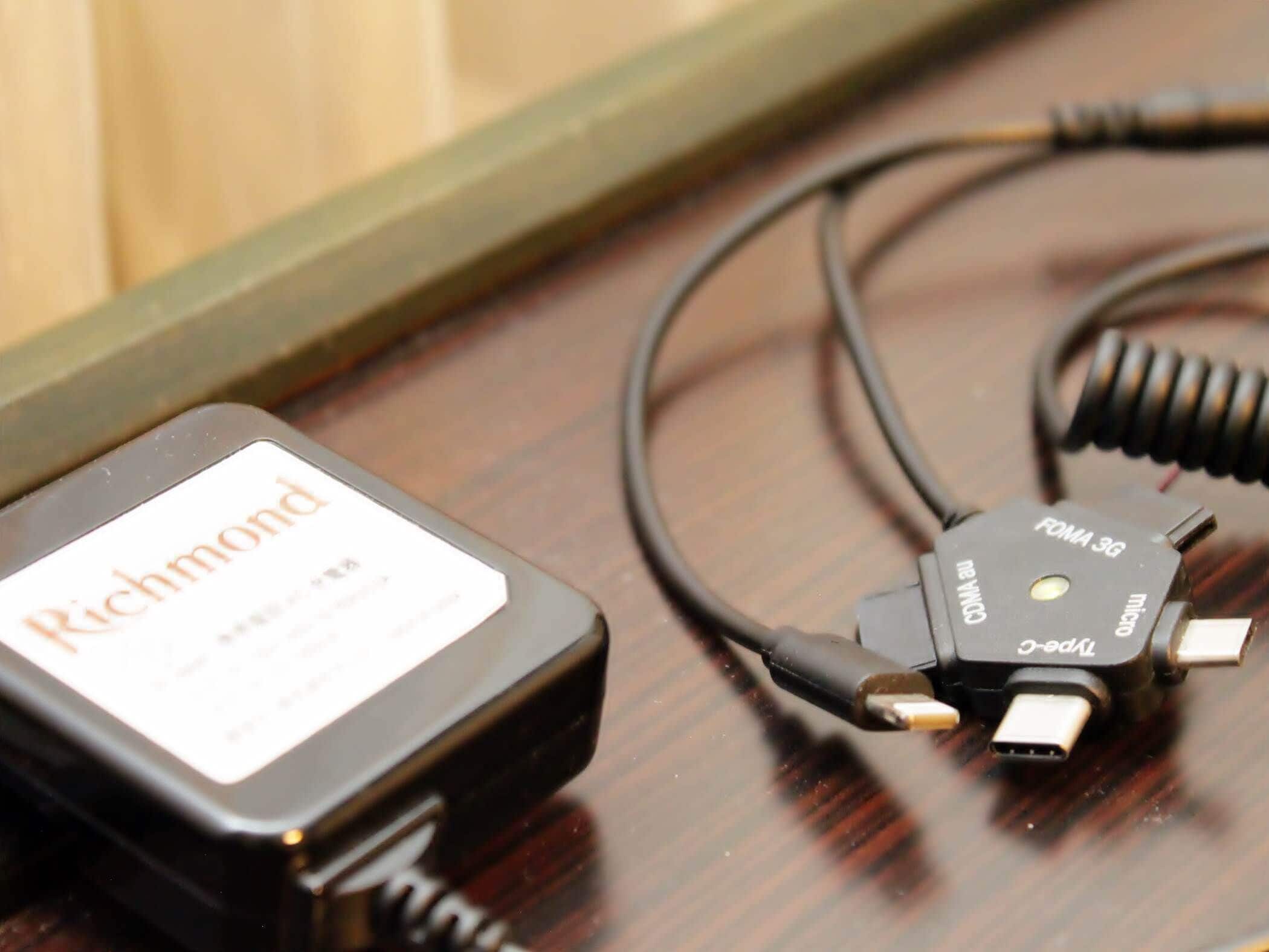 Un adaptateur secteur avec une étiquette et un câble.