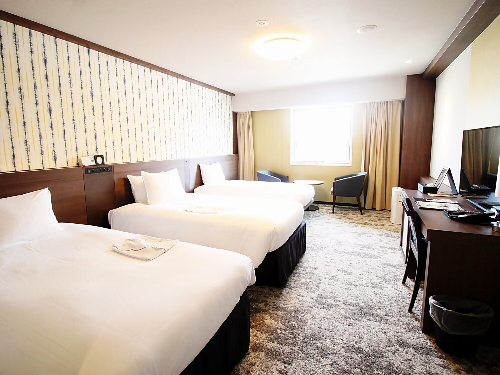 Laptop workspace, blackout drapes, iron/ironing board, free WiFi