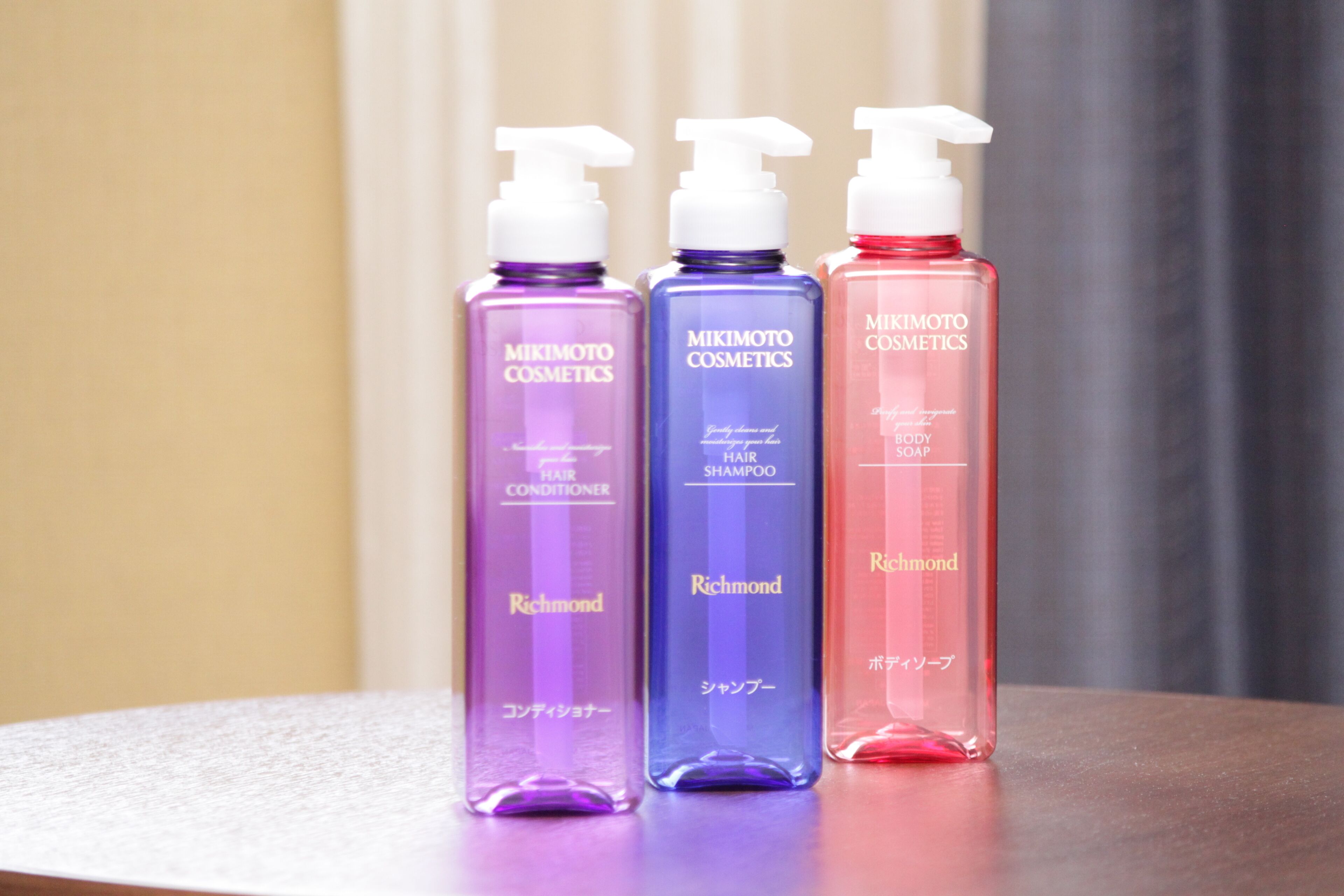 Tres ampolles de productes capil·lars de MIKIMOTO COSMETICS sobre una taula.