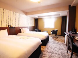 Espacio para trabajar con laptop y cortinas blackout 