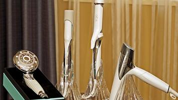 Duschwanne, Komfortbadewanne, Haartrockner, Hausschuhe