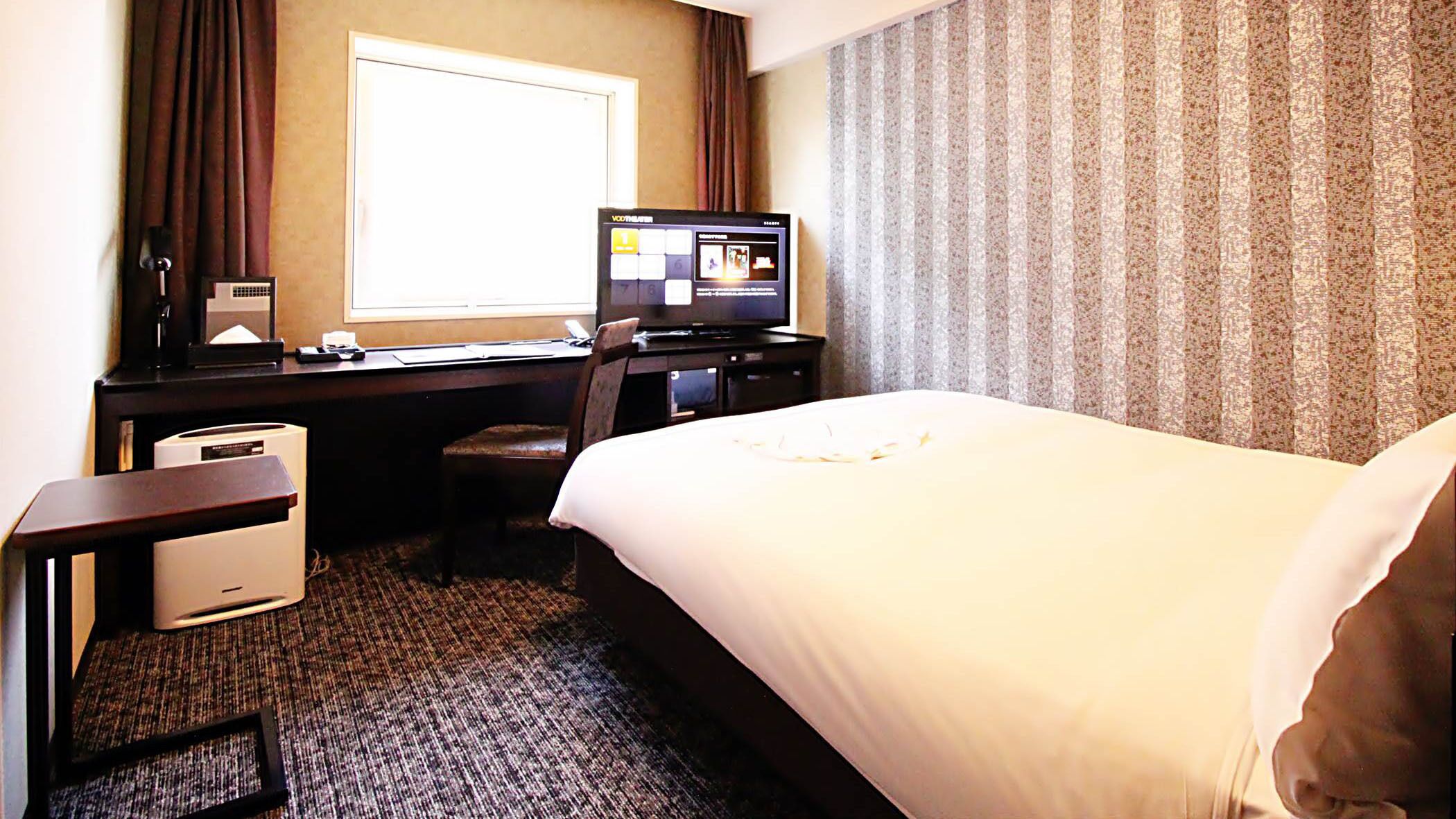 Laptop workspace, blackout curtains, iron/ironing board, free WiFi