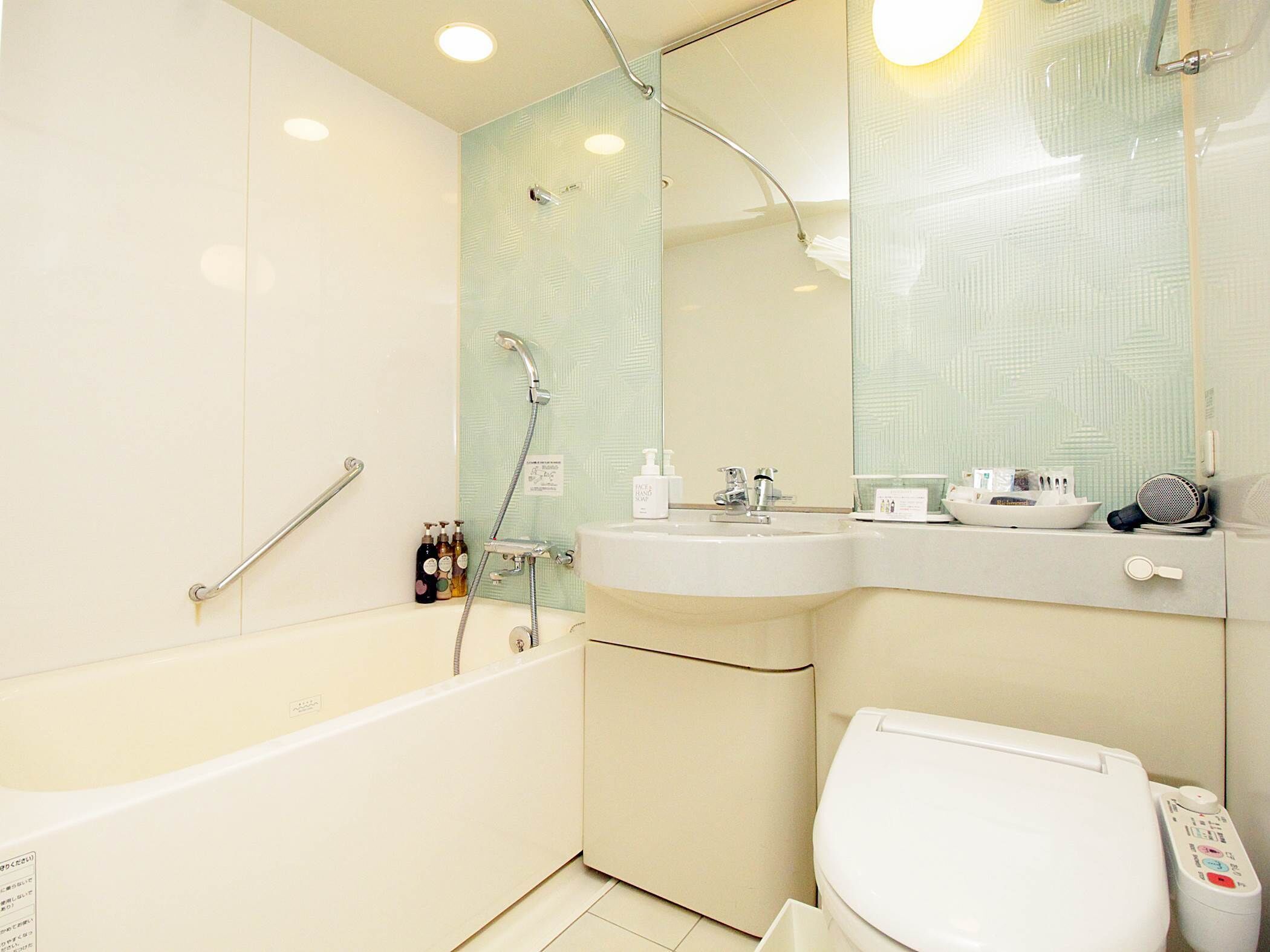 Combined shower/bathtub, deep-soaking bathtub, hair dryer, slippers