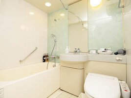 Bañera con ducha, bañera profunda, secador de pelo, pantuflas