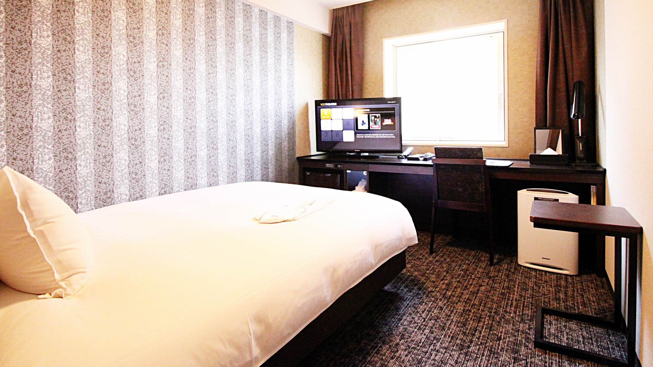 Laptop workspace, blackout curtains, iron/ironing board, free WiFi
