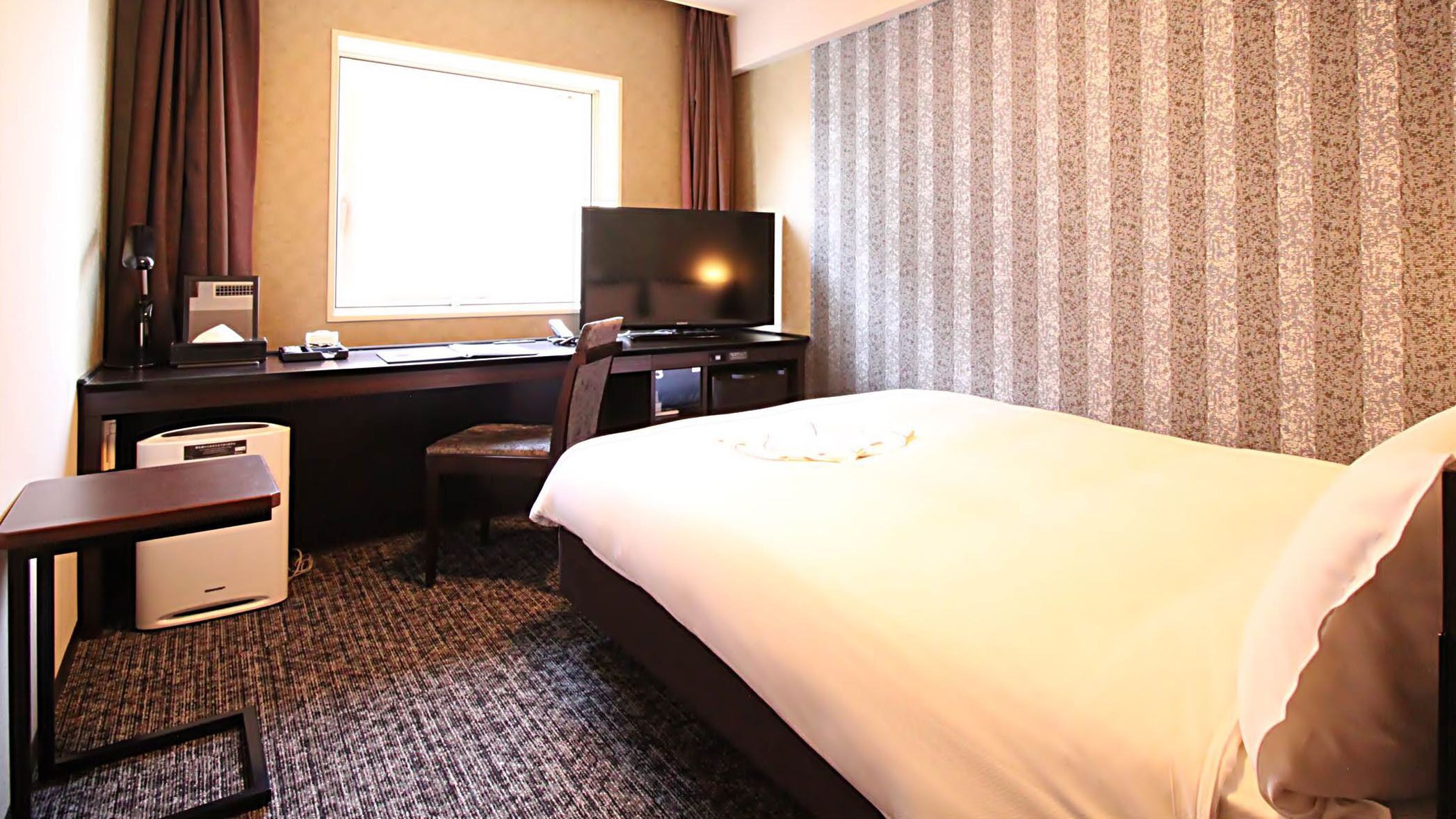 Laptop workspace, blackout curtains, iron/ironing board, free WiFi