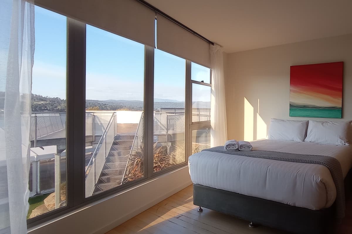 Deluxe-Suite, 2 Schlafzimmer, Whirlpool, Flussblick | Minibar, Zimmersafe, Schreibtisch, schallisolierte Zimmer