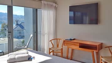 Frigobar, cofres nos quartos, escrivaninha, quartos à prova de som