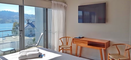 Minibar, caja de seguridad en la habitación y escritorio