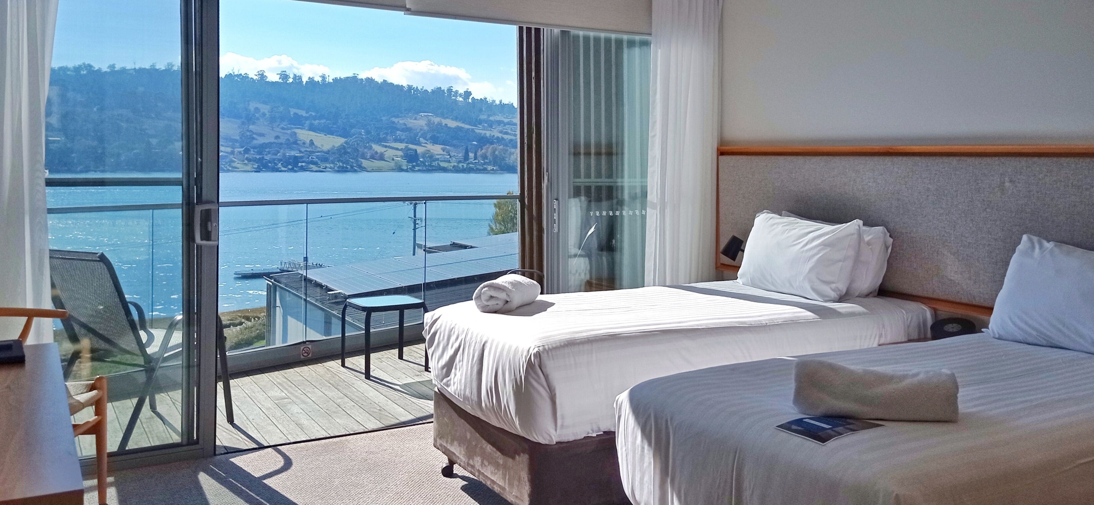 豪華客房, 1 間臥室, 熱水浴缸, 河景 | 迷你吧、客房內保險箱、書桌、隔音