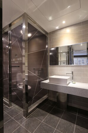 Separate bathtub and shower, hair dryer, bathrobes, slippers - Le IDEA Hotel Busan Station (Busan)