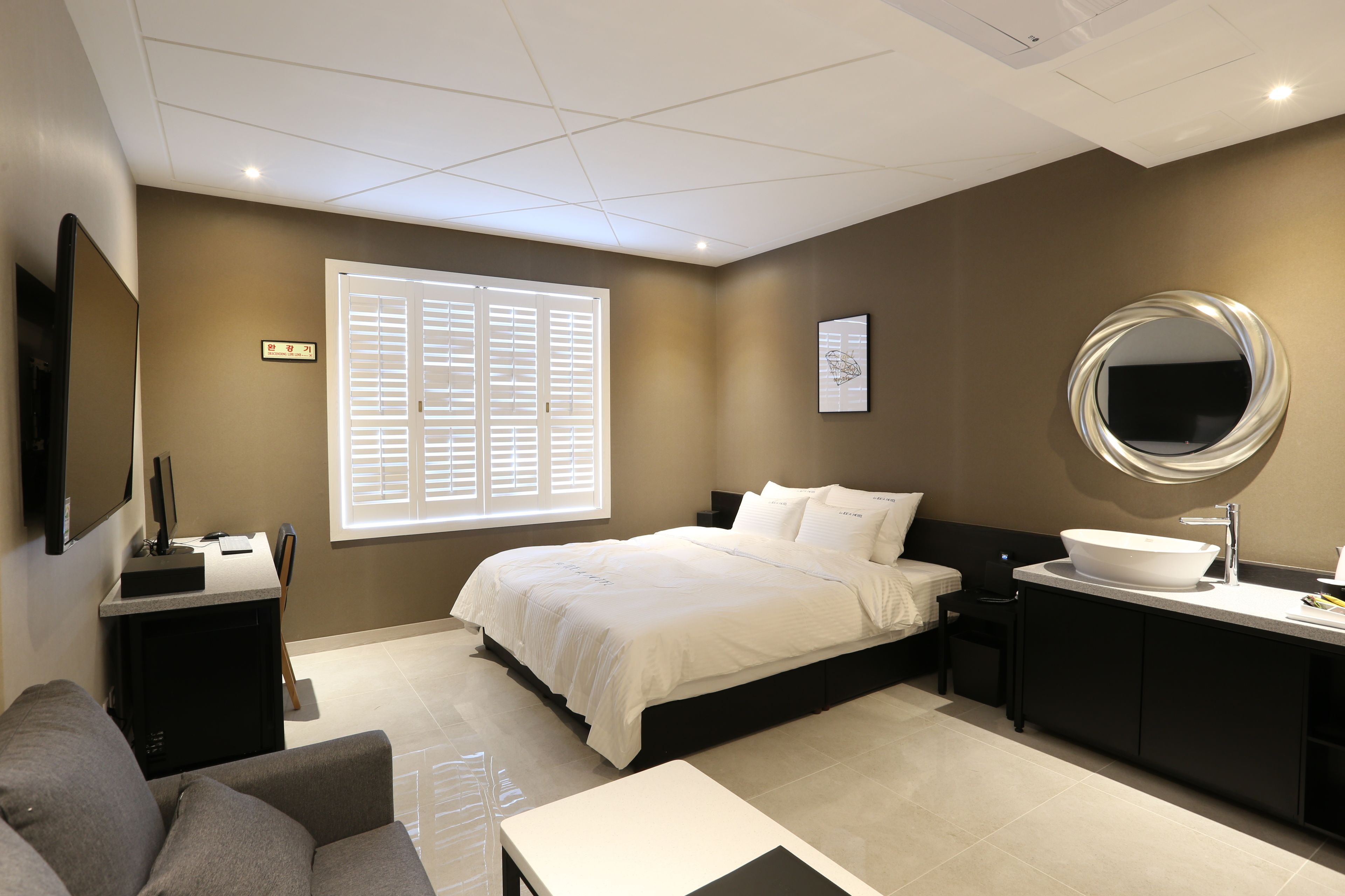 premium bedding, soundproofing, free wifi, bed sheets