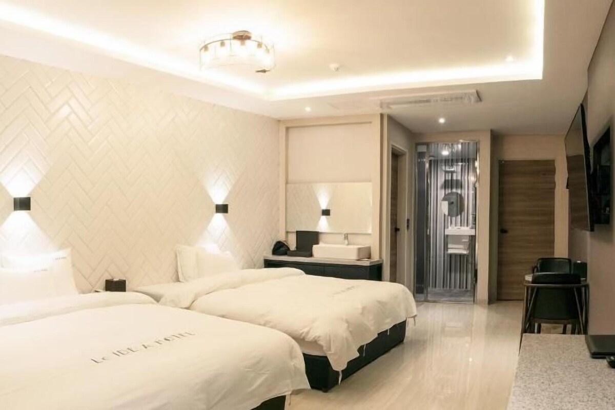 Premium bedding, soundproofing, free WiFi, bed sheets
