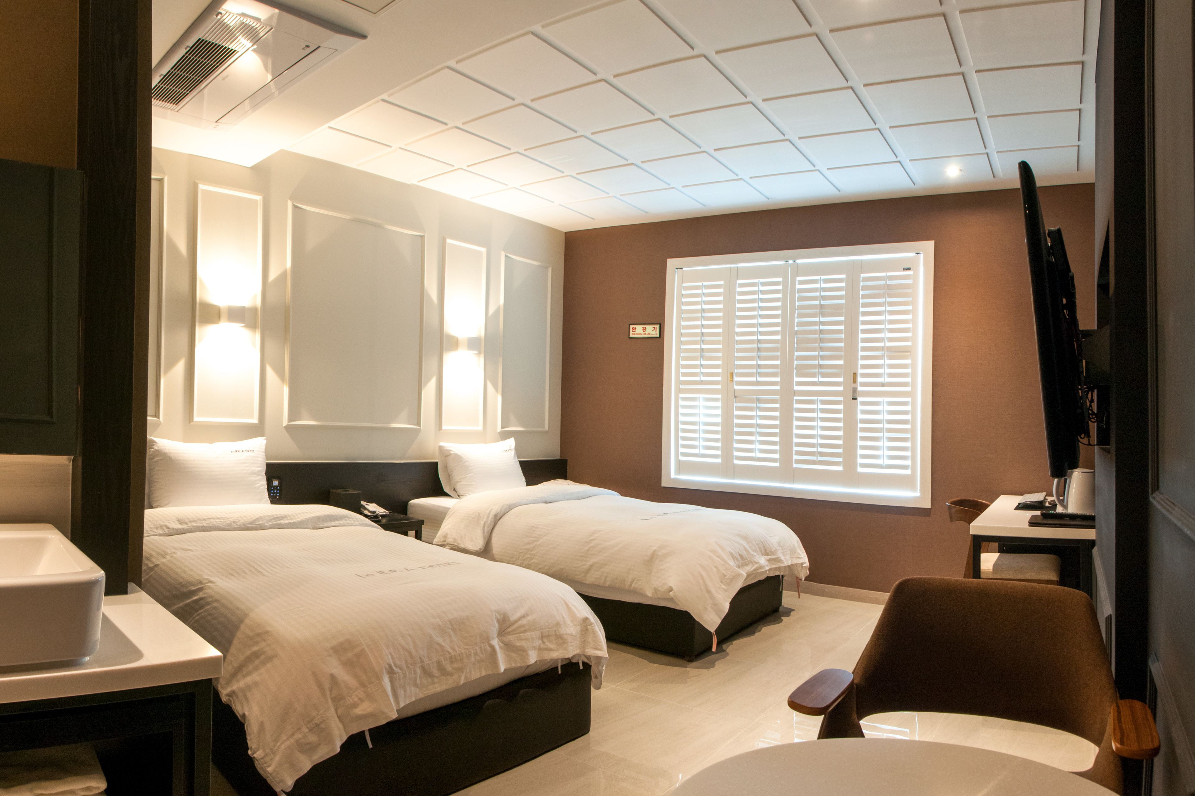 premium bedding, soundproofing, free wifi, bed sheets