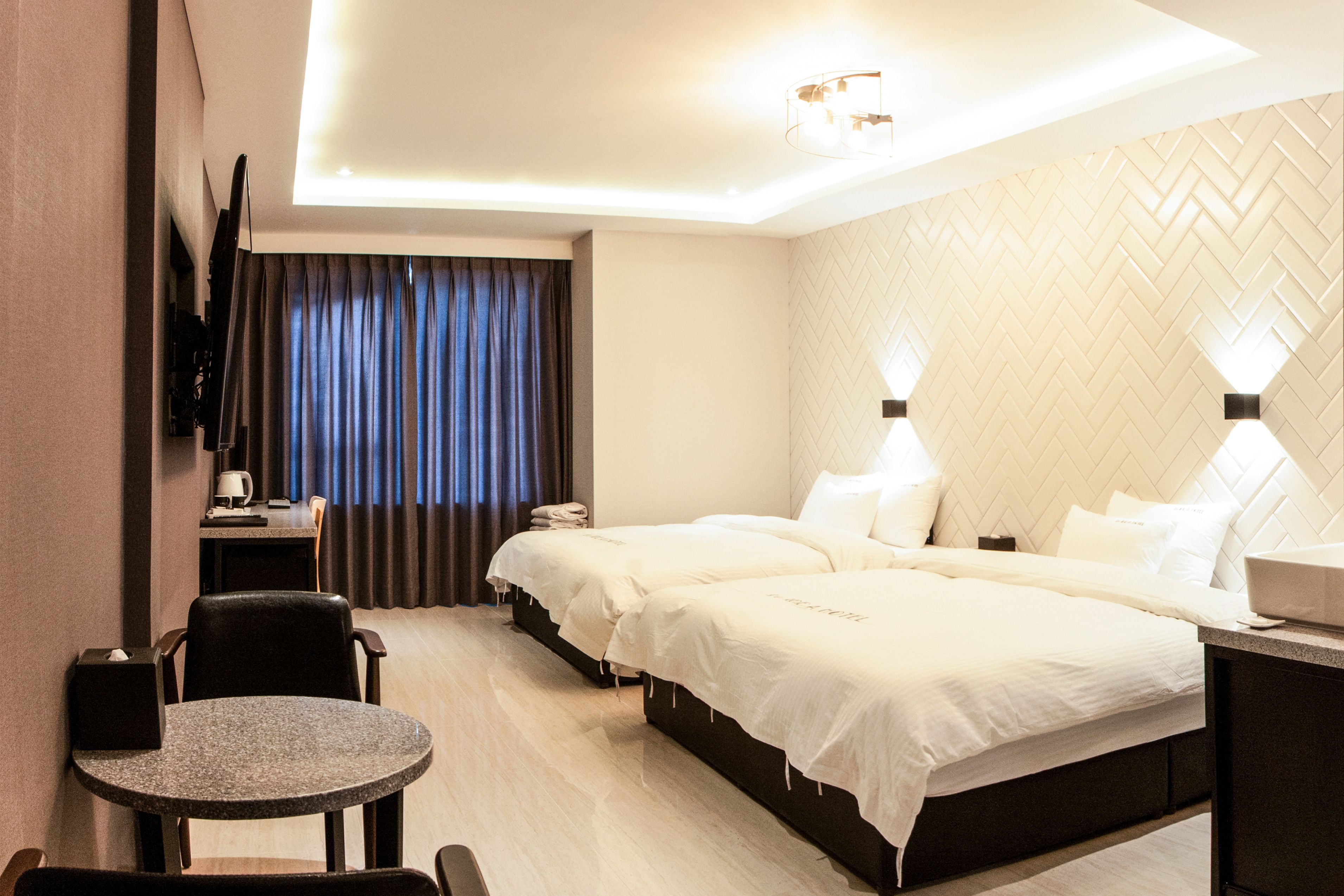 premium bedding, soundproofing, free wifi, bed sheets