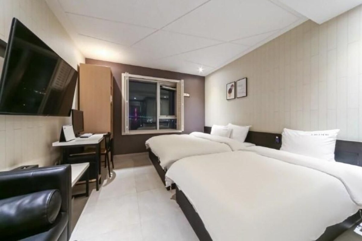 Premium bedding, soundproofing, free WiFi, bed sheets
